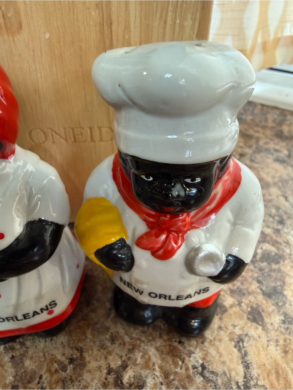 Vintage souvenir, salt and pepper shakers 1993 - Picture 4 of 13